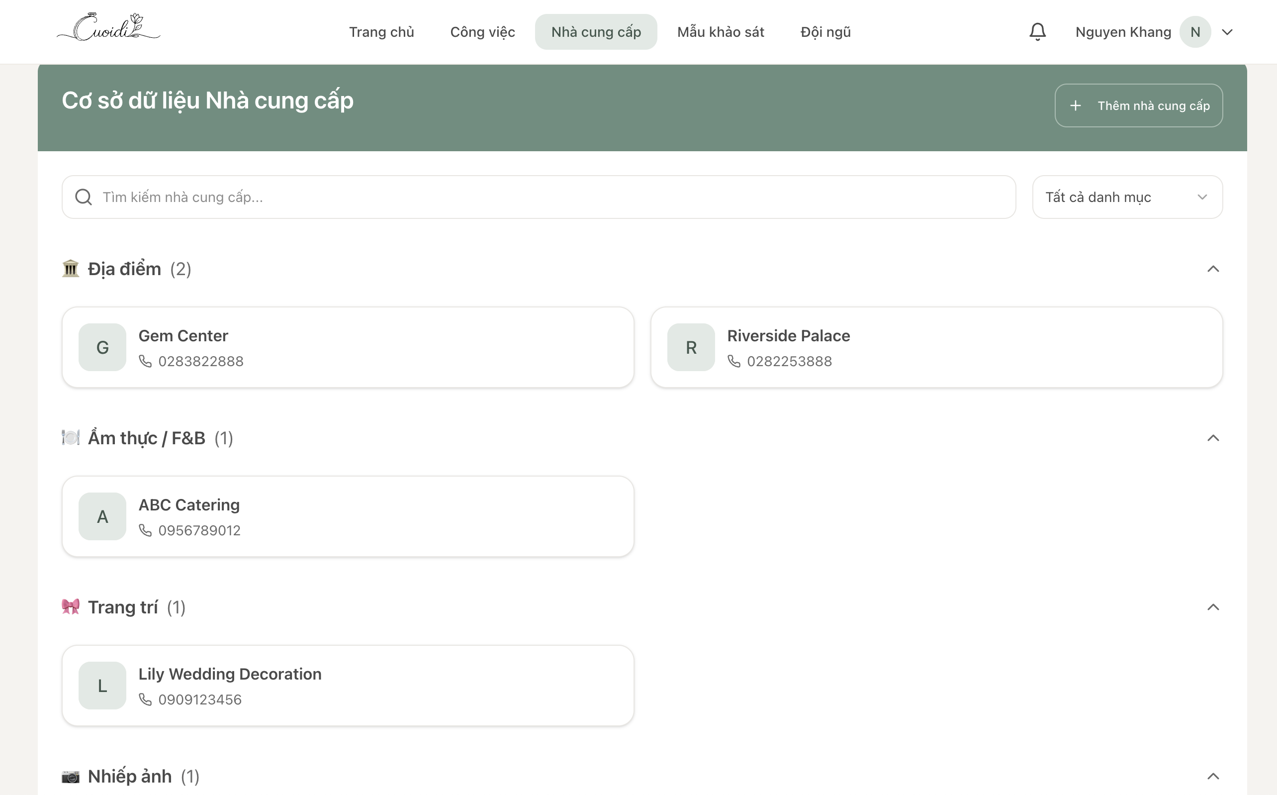 Screenshot of Cuoidi planner dashboard — wedding cards with couple names, dates, countdowns, status on cream background